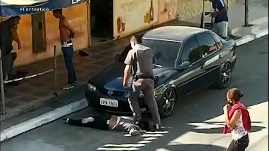Imagens mostram policial pisando no pescoço da mulher