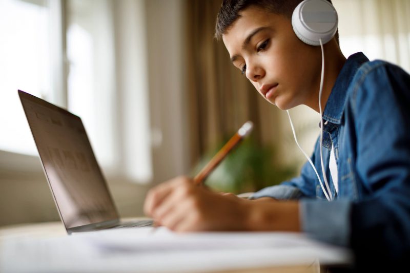 O ensino híbrido se acentuou com o advento da internet e nada mais é do que combinar diversas plataformas, como filmes, rádio e televisão, por exemplo