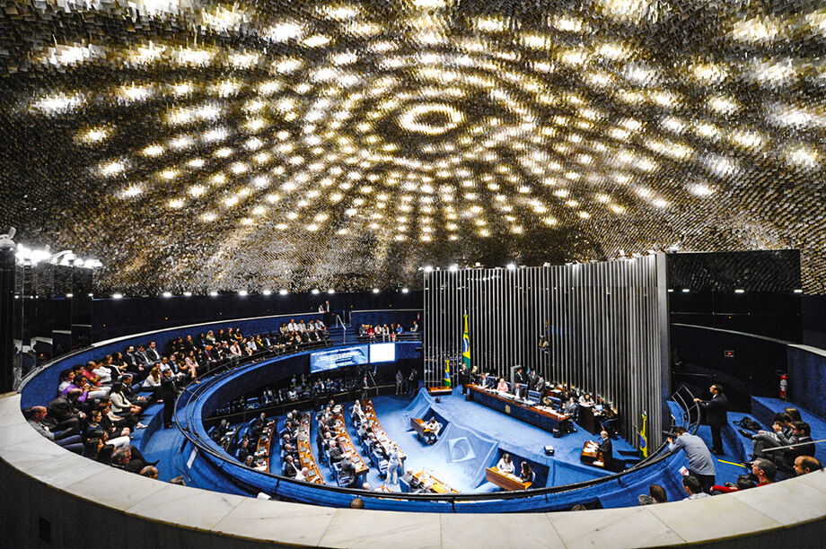 Pressionado por dezenas de pedidos de impeachment, o presidente tenta construir uma base no Congresso.