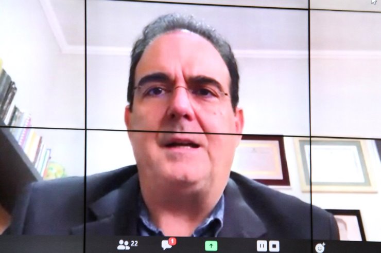 A proibição dos atos públicos que geram notória aglomeração da população está amparada, conforme justificativa da proopsta, por Lei e Decreto Legislativo