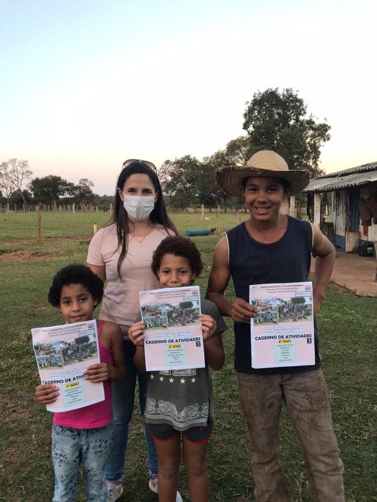 Alunos do campo, mesmo com as dificuldades de deslocamento, receberam os materiais em suas casas