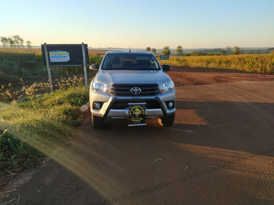 A camionete Toyota Hilux de cor prata roubada na cidade de Nova Lima (MG) foi recuperada nesta quarta-feira (15).