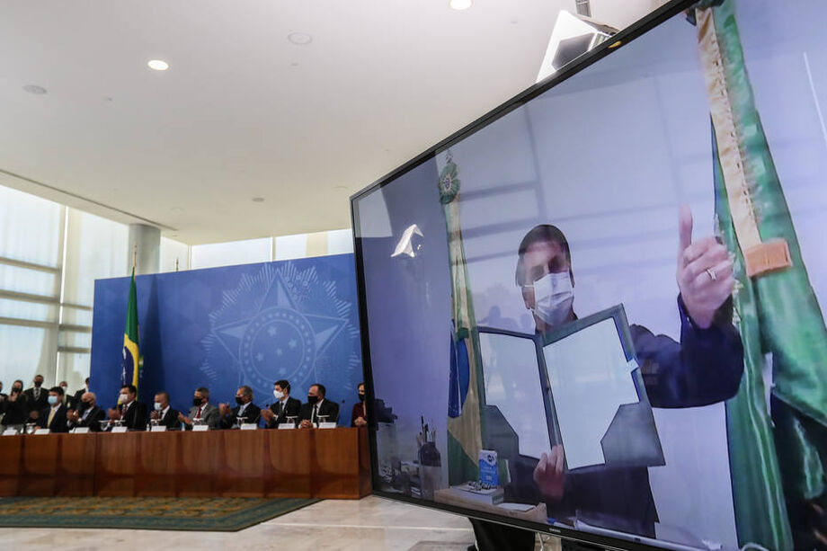 Bolsonaro participou por videoconferência de cerimonia de sanção do novo marco legal do saneamento, no Palácio do Planalto