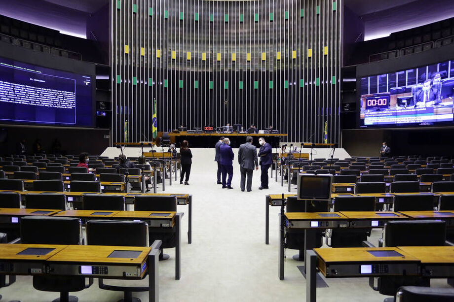 Sessão da Câmara dos Deputados nesta terça, 14
