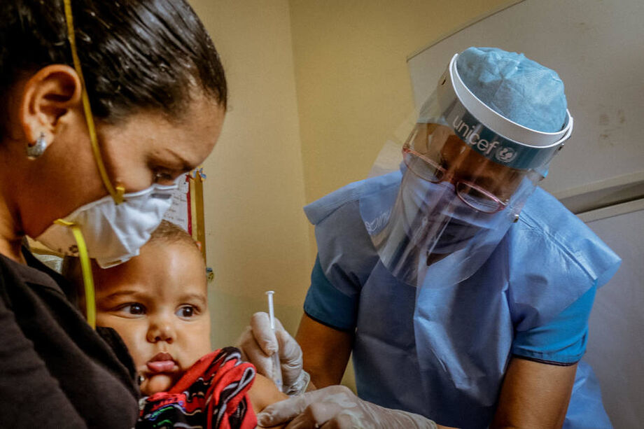 Bebê é vacinado em centro de saúde na Venezuela, em 2 de julho de 2020