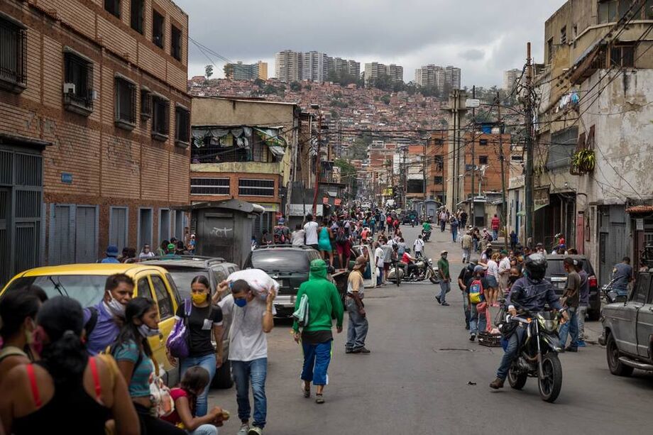 Movimento em rua do bairro Catia, em Caracas; autoridades também estão doentes