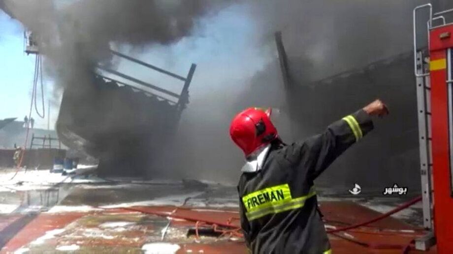 TV estatal iraniana IRIB mostra bombeiros combatendo incêndio na fábrica de barcos Delvar Kashti Bushehr|