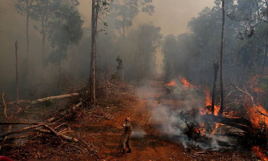 “Os focos se espalham pela planície e muitos ocorrem em locais de difícil acesso, provavelmente por combustão espontânea”, disse o comandante