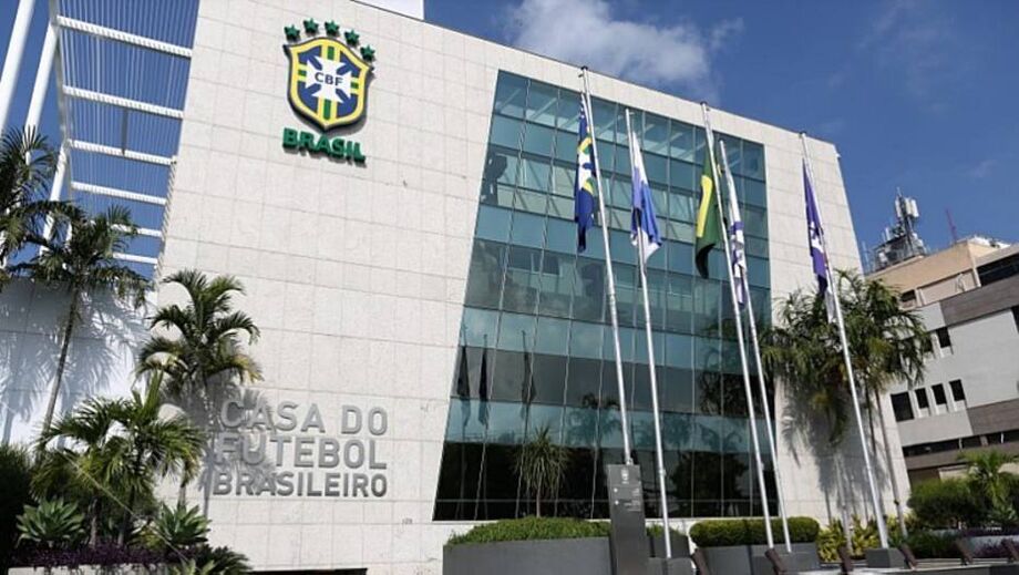 Testes frequentes, monitoramento de sintomas e jogos com os portões fechados estão entre as propostas.