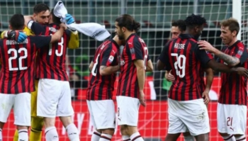 Jogadores do Milan durante partida do Campeonato Italiano