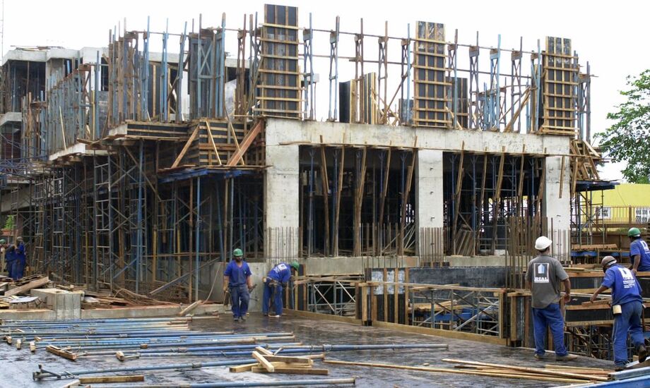A Câmara Municipal de Campo Grande aprovou nesta quinta-feira o projeto de lei 9.835/20 que acrescenta a cadeia da construção civil como atividade essencial em Campo Grande
