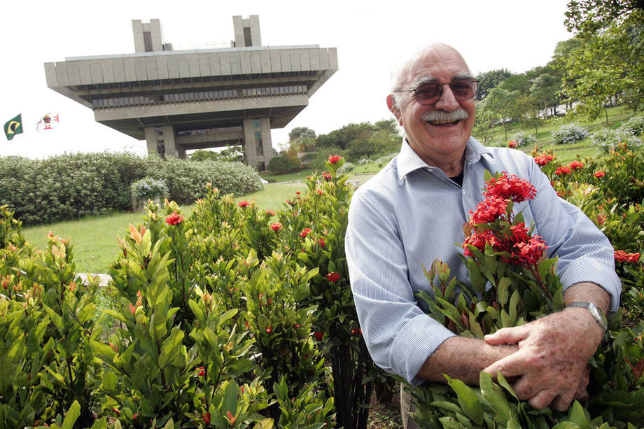 Em 2004, Gian Carlo Gasperini foi fotogradado em frente ao prédio do Tribunal de Contas para uma reportagem especial sobre os maiores arquitetos de São Paulo
