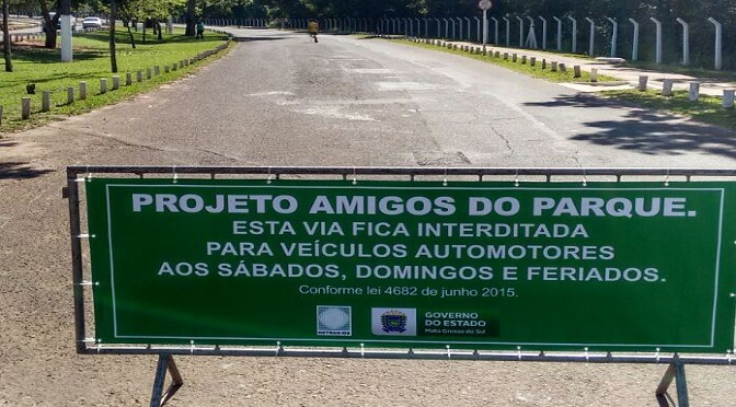 O Projeto Amigos do Parque consiste no fechamento de uma das pistas do Parque dos Poderes para a prática desportiva, como caminhadas, corridas, passeios de bicicleta e patins.
