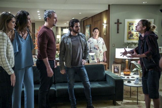 Ivana (Carol Duarte) faz revelação à família: Joyce (Maria Fernanda Cândido), Ruy (Fiuk), Simone (Juliana Paiva), Zu (Cláudia Mello) e Eugênio (Dan Stulbach)