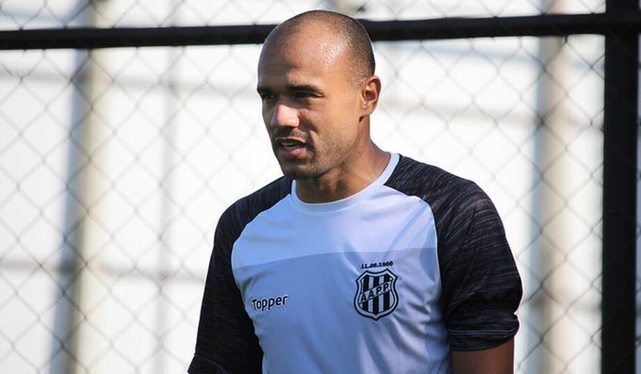 Roger, atacante da Ponte Preta
