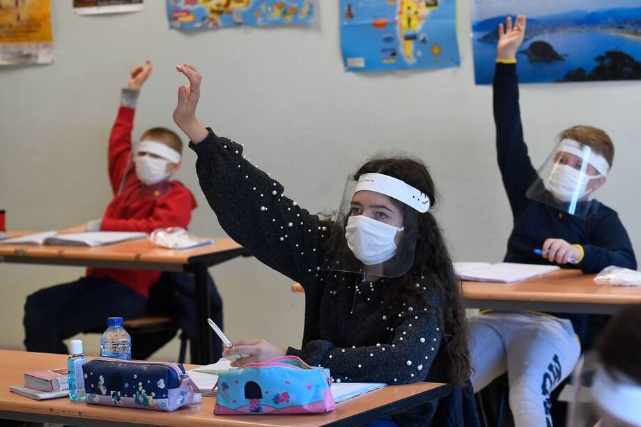 Crianças usam máscaras e equipamento de proteção durante as aulas, após a reabertura das escolas na França