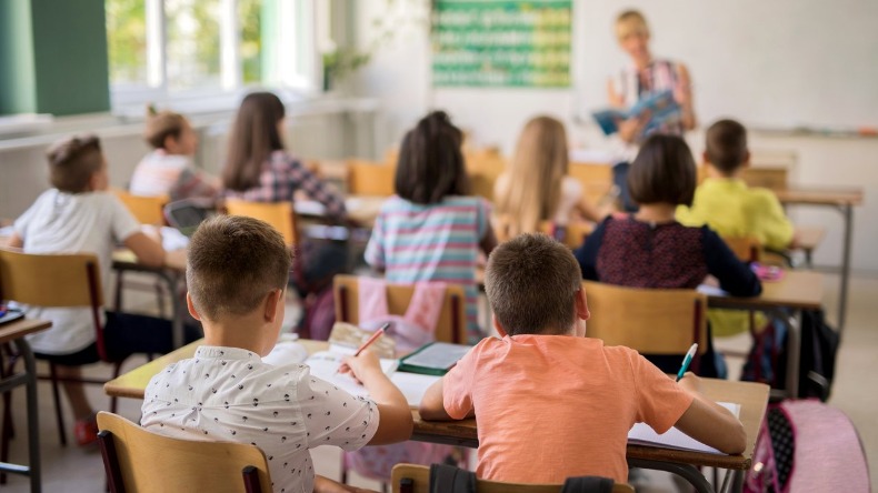 A desistência de frequentar as aulas é mais comum na educação infantil, já que a escola não é obrigatória para crianças com menos de 4 anos
