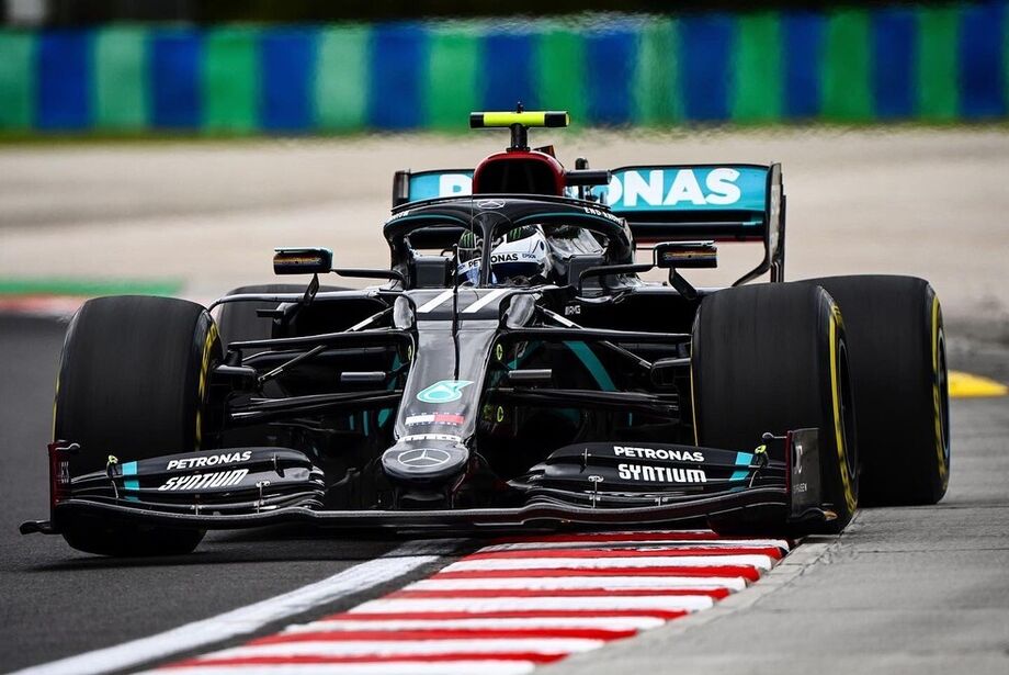 Valtteri Bottas acelera sua Mercedes na pista de Hungaroring