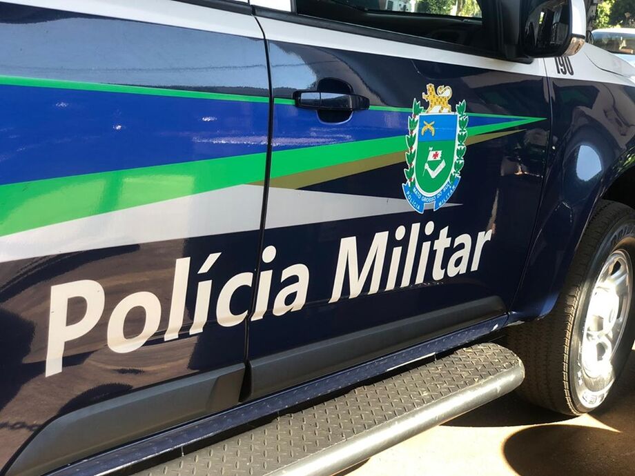 Os policiais militares estiveram em busca do veículo com as armas, mas não se encontrava mais pelo local.