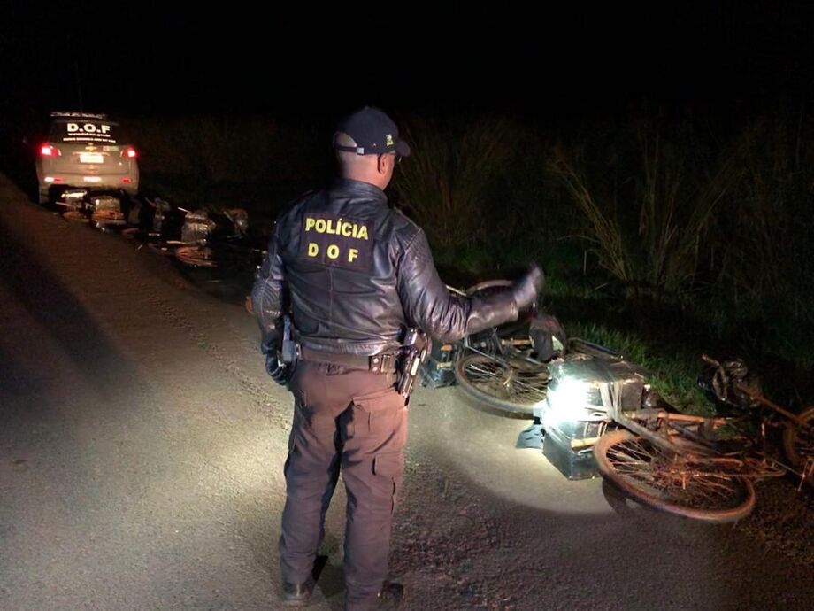 Bicicletas foram deixadas às margens da rodovia