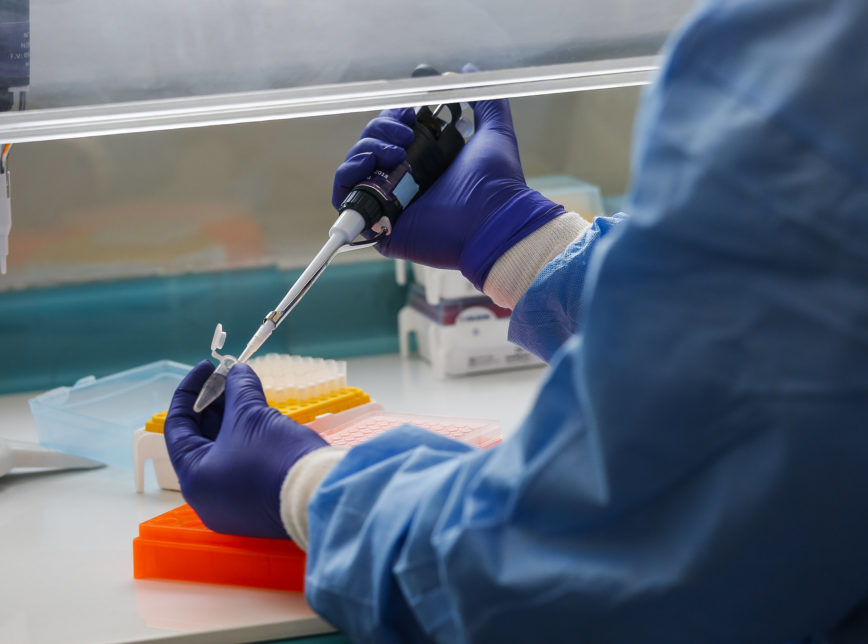 A Agência Reguladora de Alimentos e Medicamentos dos Estados Unidos (FDA, na sigla em inglês) autorizou neste sábado (18) que o laboratório Quest Diagnostics passe a realizar testes em grupo para detectar infectados pelo novo coronavírus
