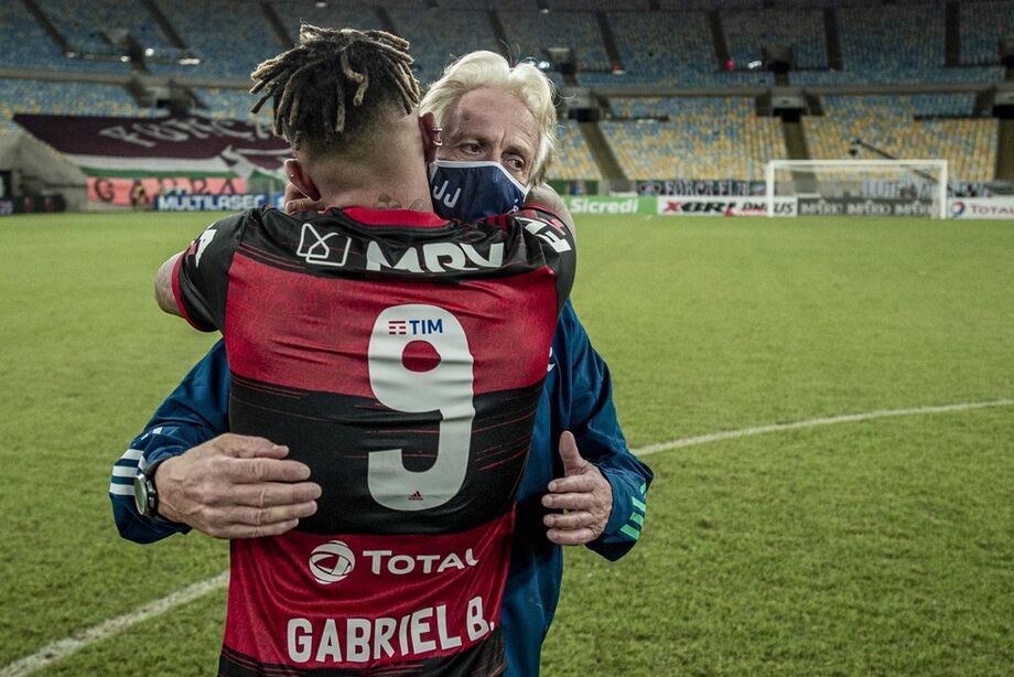 Gabriel abraça Jorge Jesus após conquista de título carioca