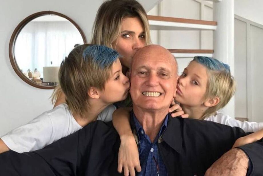 Fernanda Lima com os filhos, os gêmeos João e Francisco, e o pai, Cleomar