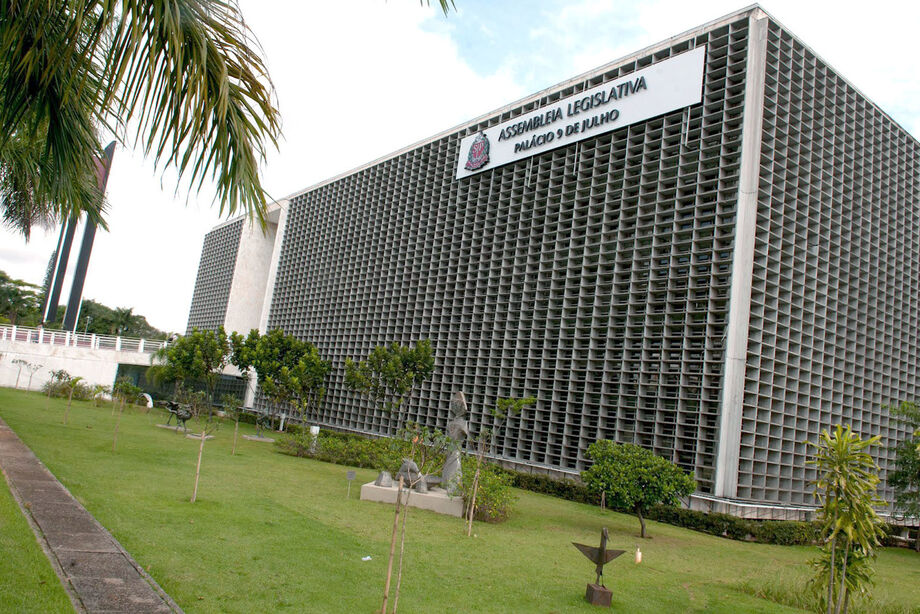A conta inclui R$ 40 mil com materiais e serviços gráficos, R$ 36,6 mil com serviços técnicos profissionais