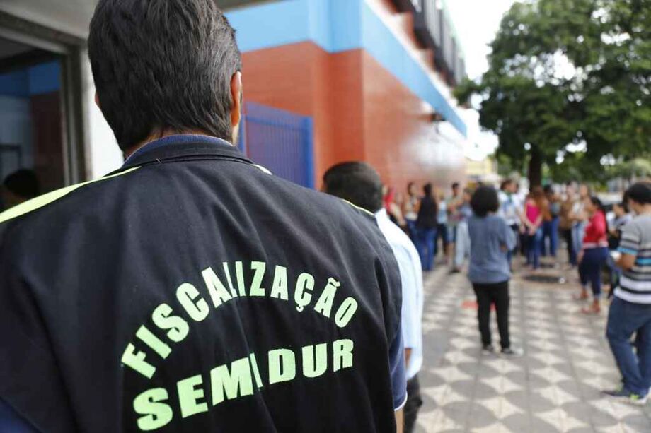 De acordo com os decretos 14.380 e 14.387, aos sábados e domingos todas as atividades não essenciais devem ser paralisadas.