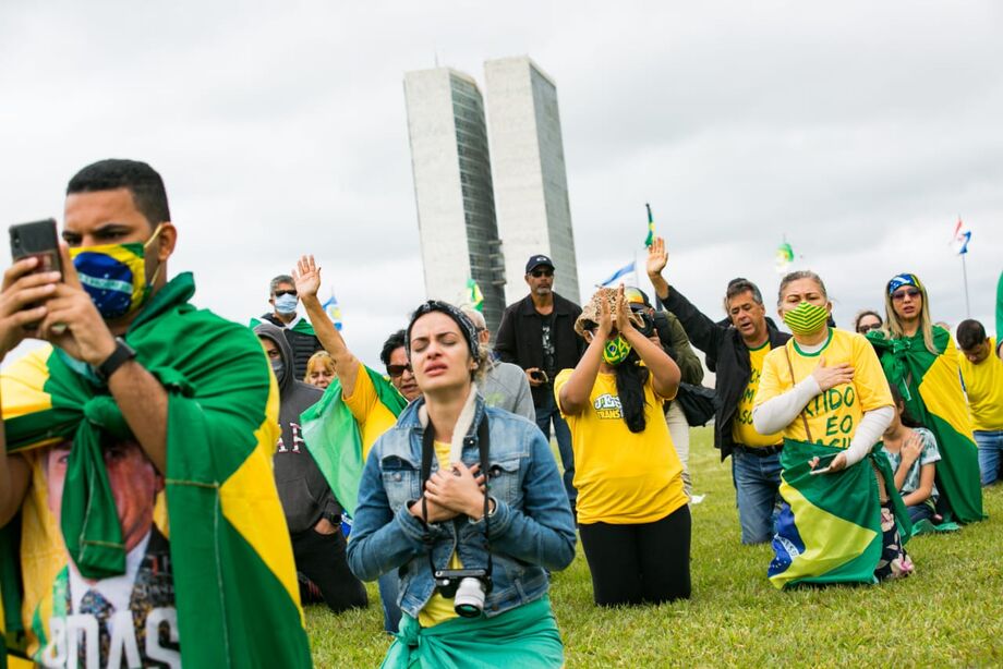 Muitos manifestantes ignoram a recomendação básica de uso de máscaras, como orienta o Ministério da Saúde.