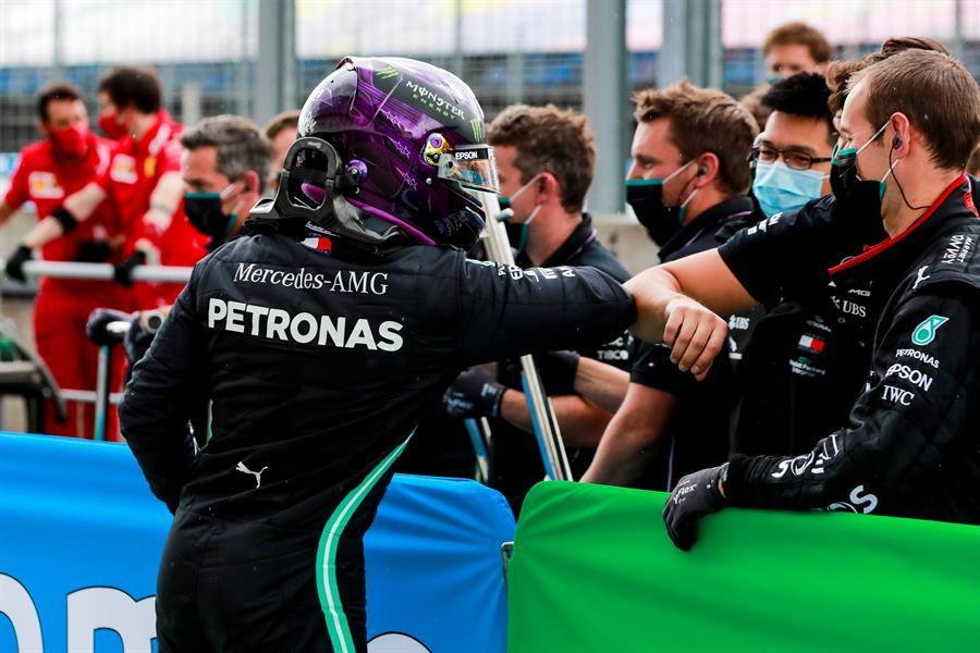 No entanto, o finlandês da Mercedes não conseguiu ultrapassar o rival e ficou em terceiro, completando o pódio.