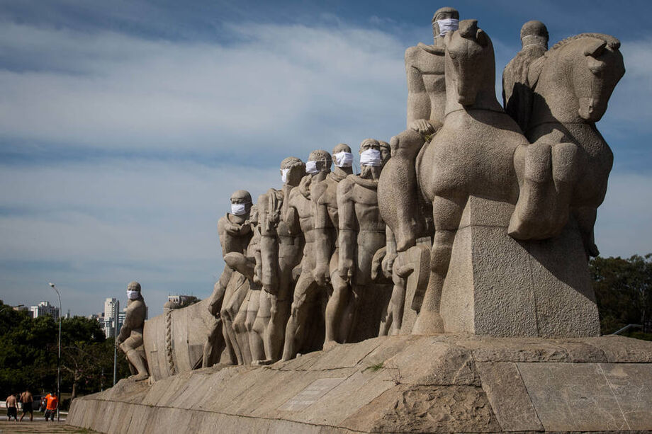 Monumento às Bandeiras com esculturas de máscara