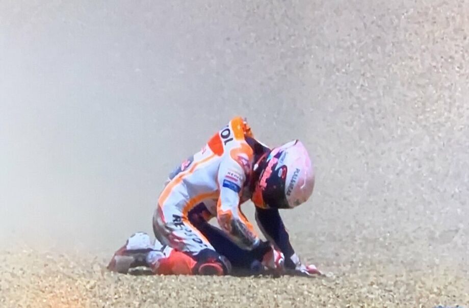 Seis vezes campeão da MotoGP, Marc Márquez sofreu uma fratura no braço direito em um acidente na etapa da Espanha, realizada, neste domingo, no circuito de Jerez de la Frontera, na prova de abertura da temporada 2020