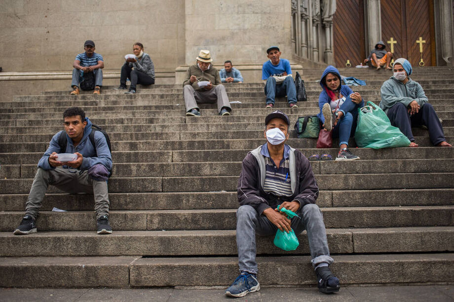 Na Praça da Sé, poucos moradores em situação de rua usam máscaras