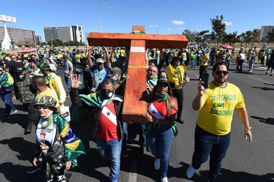 Manifestantes fazem ato de apoio a Bolsonaro em Brasília neste domingo, 19