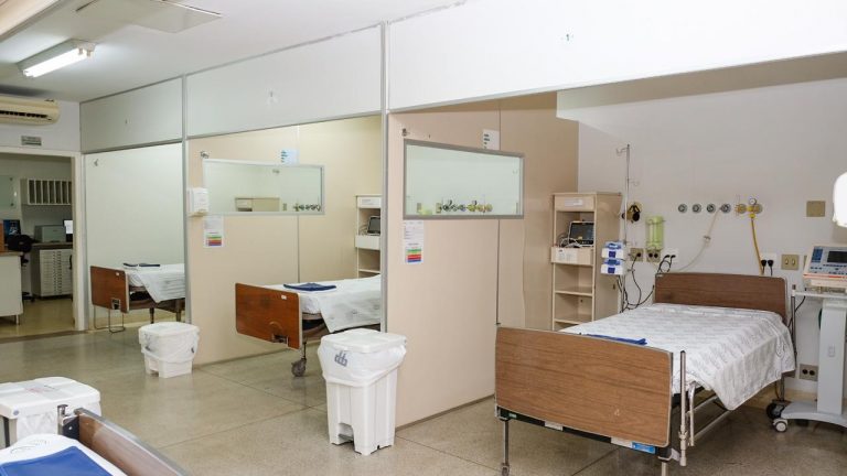 A previsão de ampliação de mais 38 leitos de UTI ainda neste mês, sendo 10 na Santa Casa, 10 no Hospital Universitário Maria Aparecida Pedrossian e 18 no HRMS.