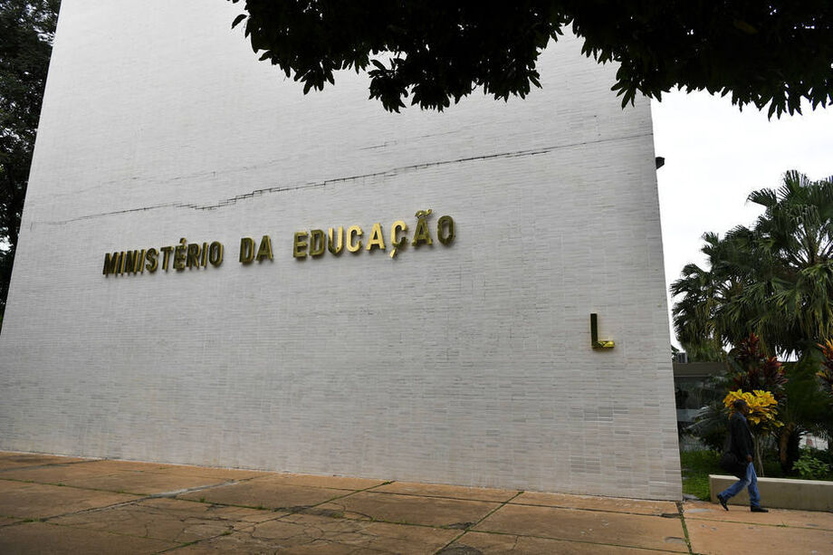 Os demais seguem nos países com aulas presenciais ou remotas.