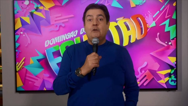 Faustão menciona profissionais da Record TV ao vivo na Globo