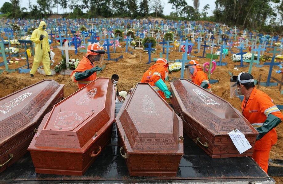 Caixões são descarregados para serem enterrados no cemitério Nossa Senhora, em Manaus