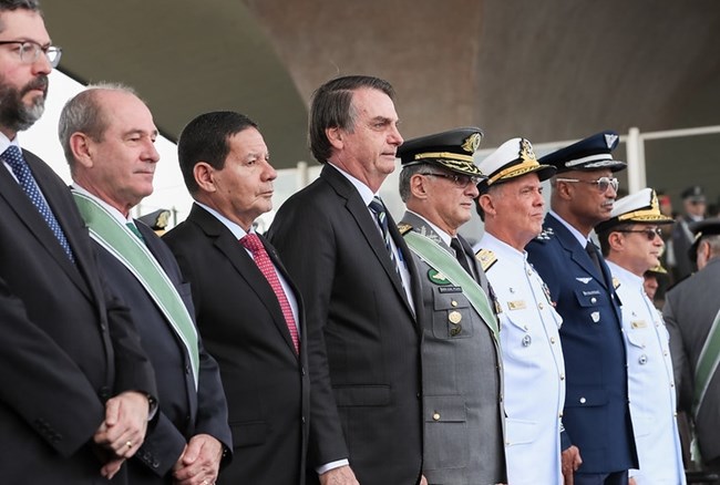 Os praças, militares de patente mais baixa que têm reclamado do tratamento mais favorável dado pelo governo aos oficiais, também poderão receber gratificações