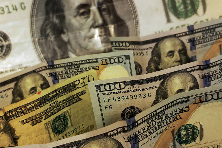 O dólar futuro para agosto recuava 1,06%, a R$ 5,2835