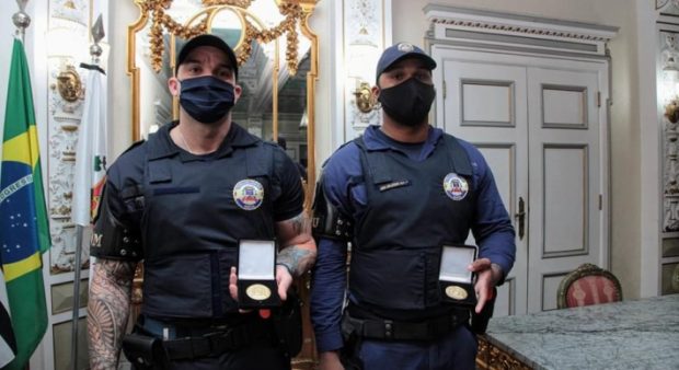 De acordo com a administração municipal, a homenagem foi um reconhecimento aos serviços prestados pelos guardas à sociedade durante a ocorrência, que ganhou repercussão após vídeos da abordagem passarem a circular nas redes sociais.