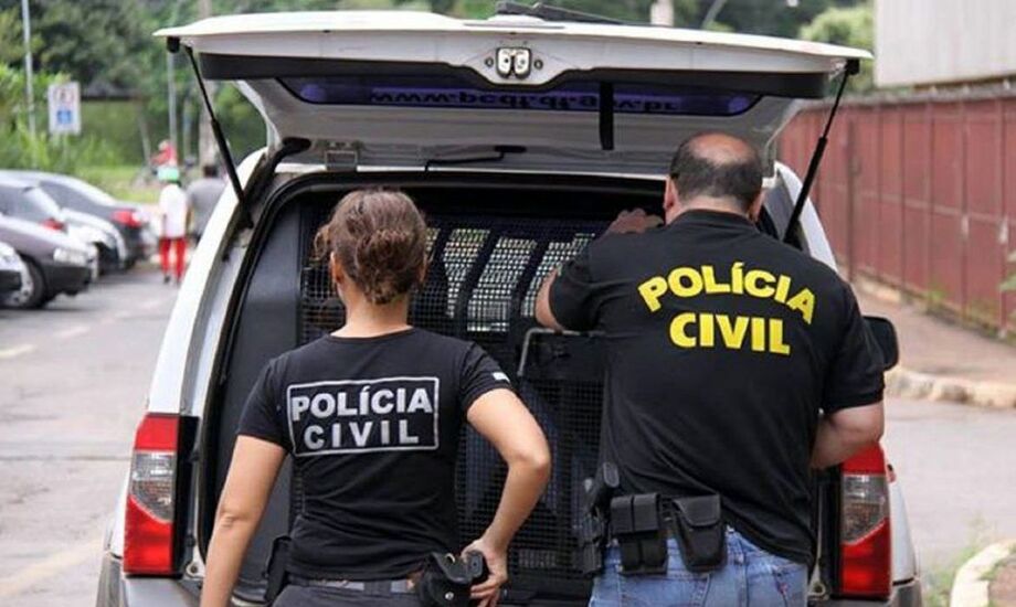 Eles são investigados pelos crimes de lavagem de dinheiro, associação criminosa, furto qualificado e violação de direito autoral.