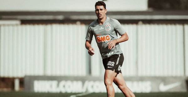 O zagueiro Danilo Avelar