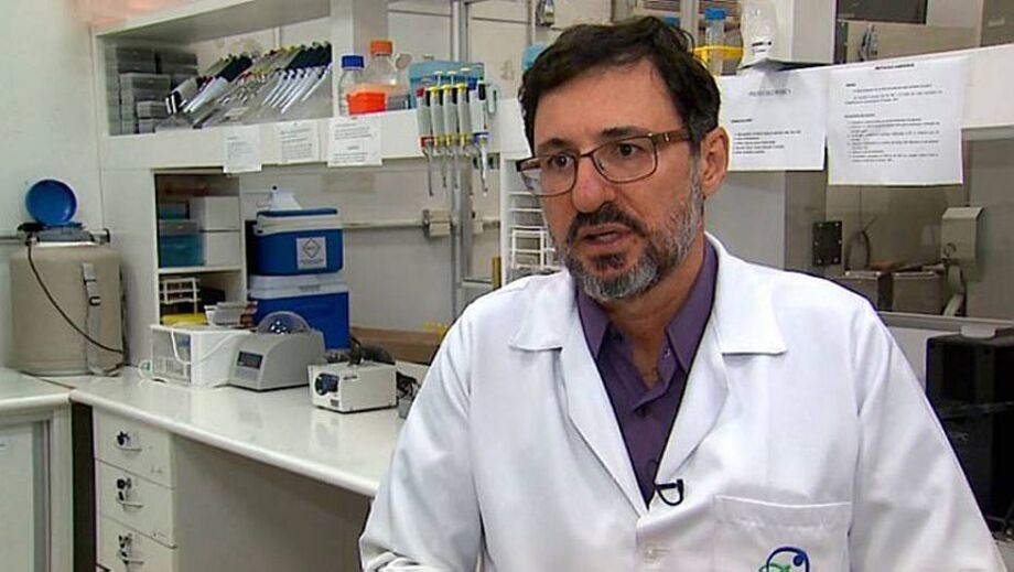 O professor Eduardo Coelho coordena os testes da vacina contra a covid-19 em Ribeirão Preto, interior de São Paulo