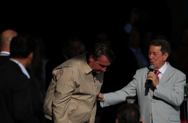 O pastor R.R. Soares com o presidente Jair Bolsonaro durante cerimônia no Rio de Janeiro