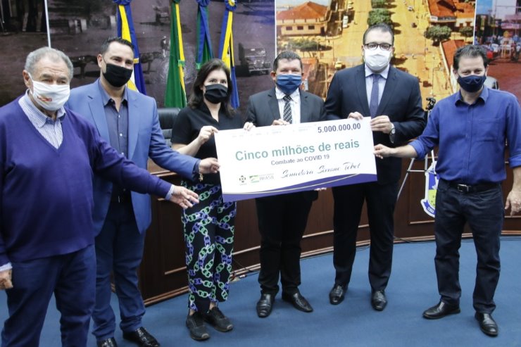 Senadora Simone Tebet e o deputado Renato Câmara durante entrega simbólica dos recursos