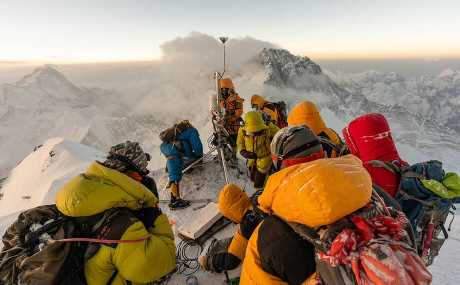 Neste ano, por causa da pandemia de covid-19, apenas 49 pessoas atingiram o cume do Monte Everest, a mais alta montanha da Terra