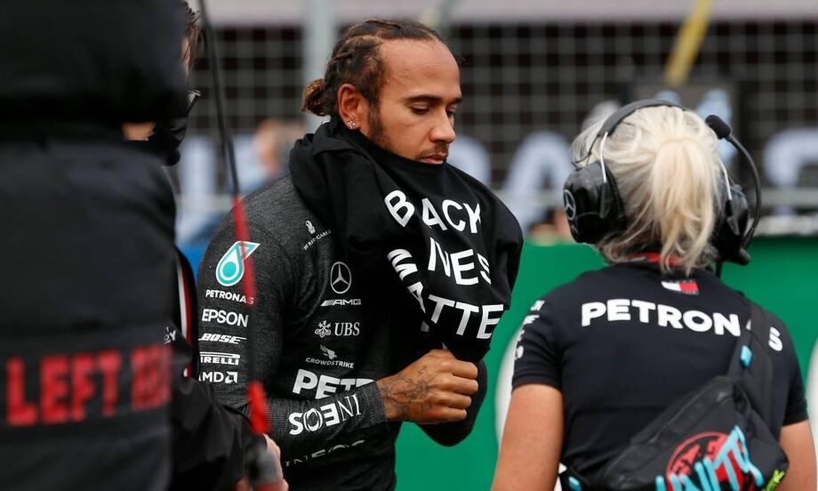 O piloto Lewis Hamilton vem cobrando apoio em razão da luta anti