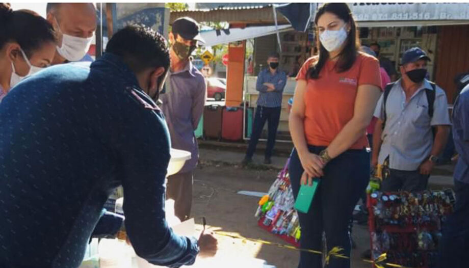 Comerciantes montaram toldos na fronteira